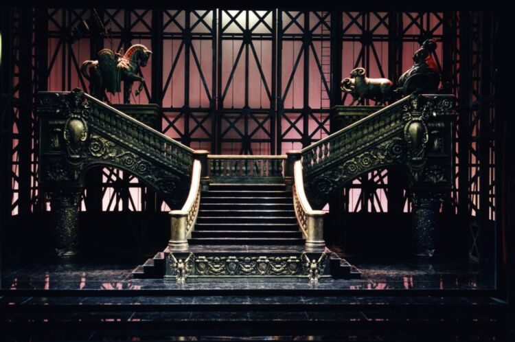 Escalier dans La Walkyrie, conçu par Ezio Frigerio - © Opéra national du Capitole