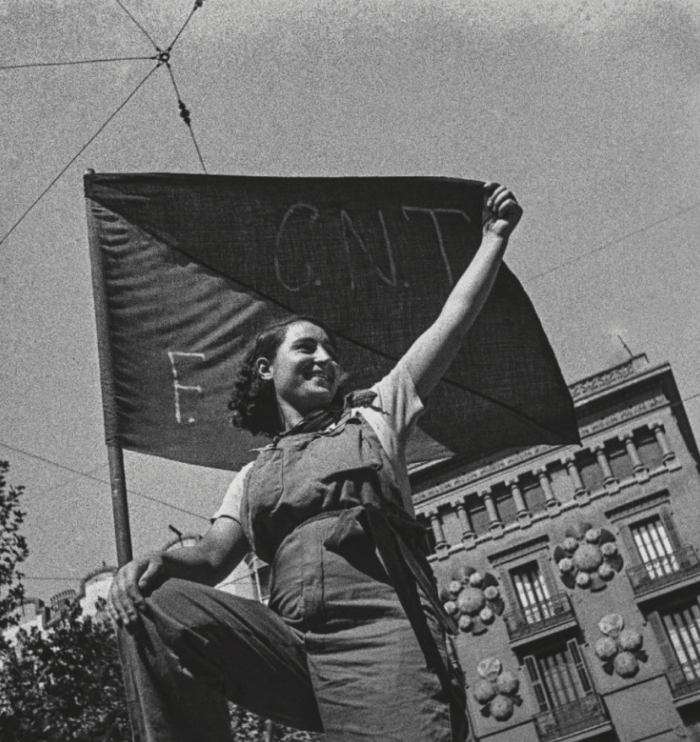 Une milicienne pose pour Campañà sur une barricade Carrer Hospital, avec la Rambla et la Casa dels Paraigües en arrière-plan, Barcelone. Été 1936 © Arxiu Campañà