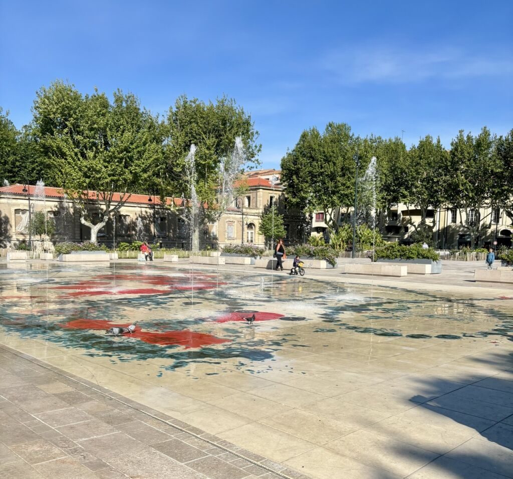 À Sète, les artistes sont régulièrement invités à investir l'espace public avec leurs œuvres. Ici, la fontaine imaginée par Jean-Michel Othoniel sur la place Victor Hugo.