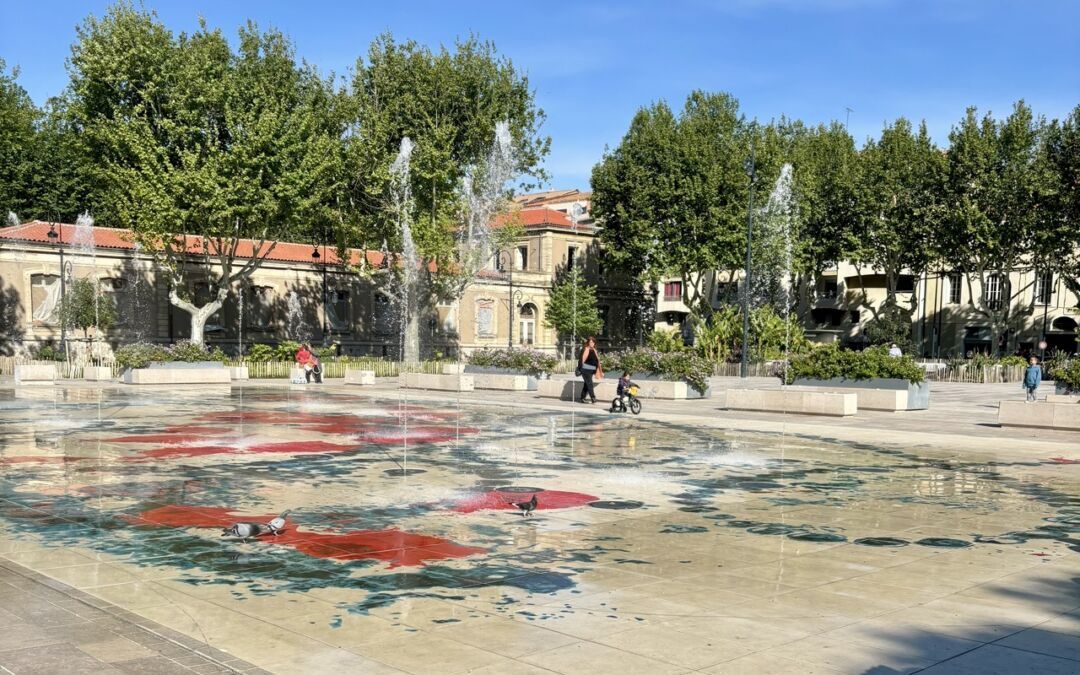 À Sète, les artistes sont régulièrement invités à investir l'espace public avec leurs œuvres. Ici, la fontaine imaginée par Jean-Michel Othoniel sur la place Victor Hugo.