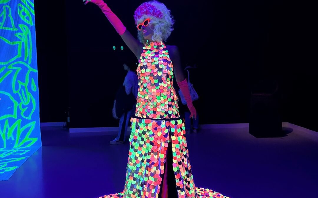 Sophia El Mokhtar alias La Bambina, Jesuis une Machine, 2023, installation et performance, exposition Fluo Party, La Fabrique © Adagp, Paris, 2024 ; photogr. Mylène Bedin