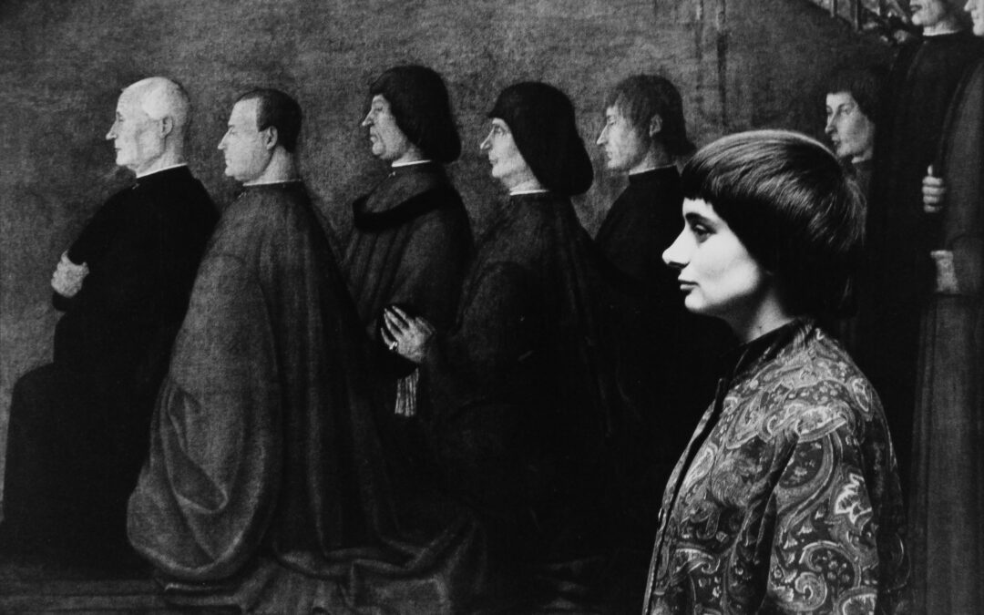 © Agnès Varda, Autoportrait à Venise devant une peinture de Gentile Bellini, 1959, tirage gélatino-argentique, 29 x 30 cm, collection Galerie Le Château d'Eau, Courtesy Succession Agnès Varda – Fonds déposé à l’Institut pour la Photographie des Hauts-de-France, Lille