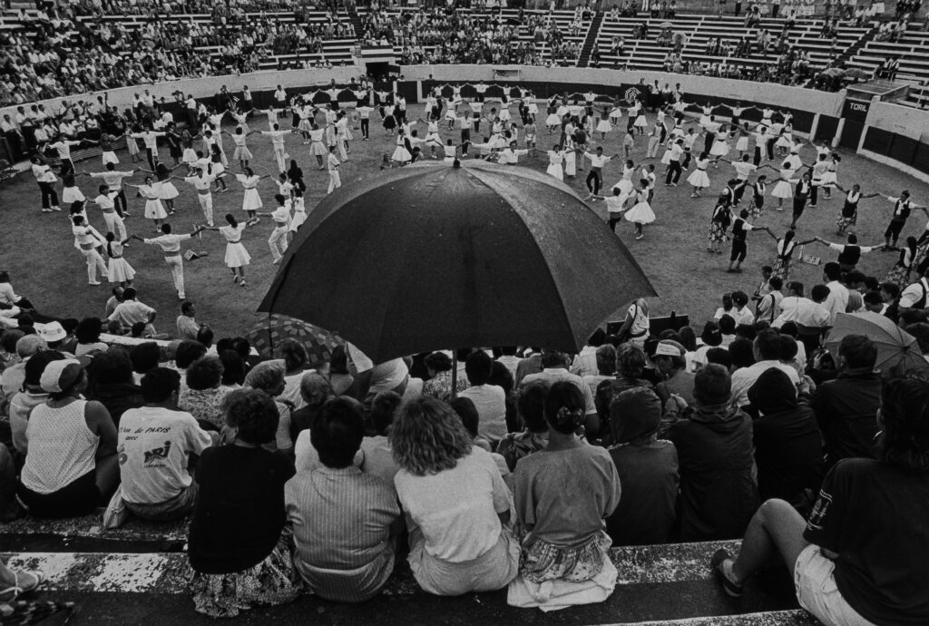 Robert JULIA Festival de Sardanes dans les arènes de Céret. "Aplec pluvieux" 1989 Photographie argentique en noir et blanc 26,5 x 39,3 cm Don de Elisabeth Julia Veuve en 2024 © Adagp, Paris, 2024